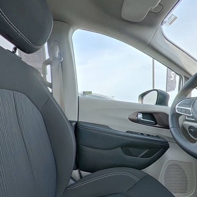 2024 Chrysler Voyager LX