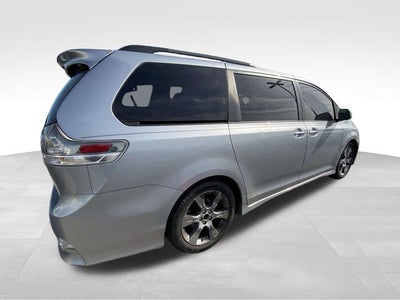 2014 Toyota Sienna SE 8 Passenger