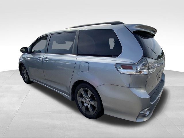 2014 Toyota Sienna SE 8 Passenger